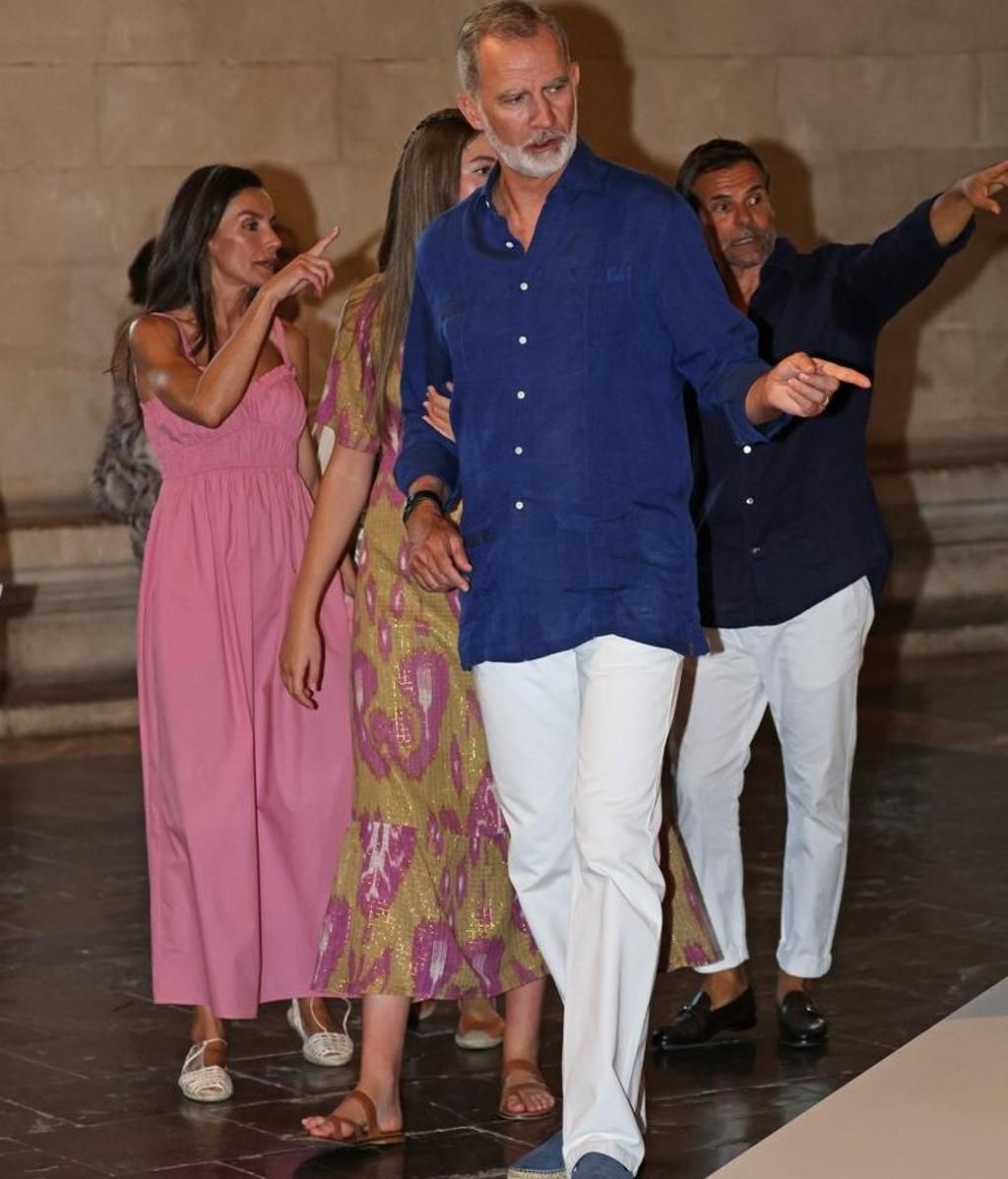 Los reyes y sus hijas visitan una exposición en Mallorca