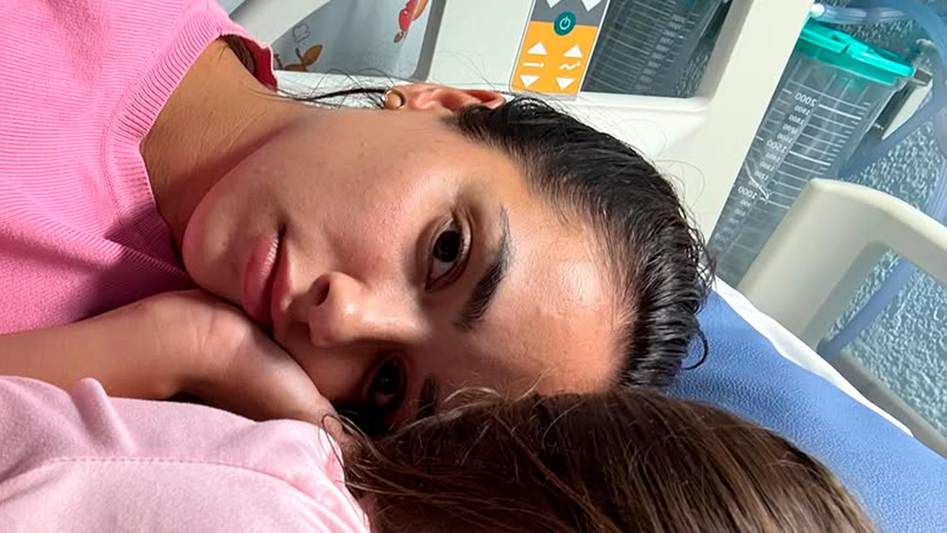 Lucía Sánchez, en el hospital con su hija