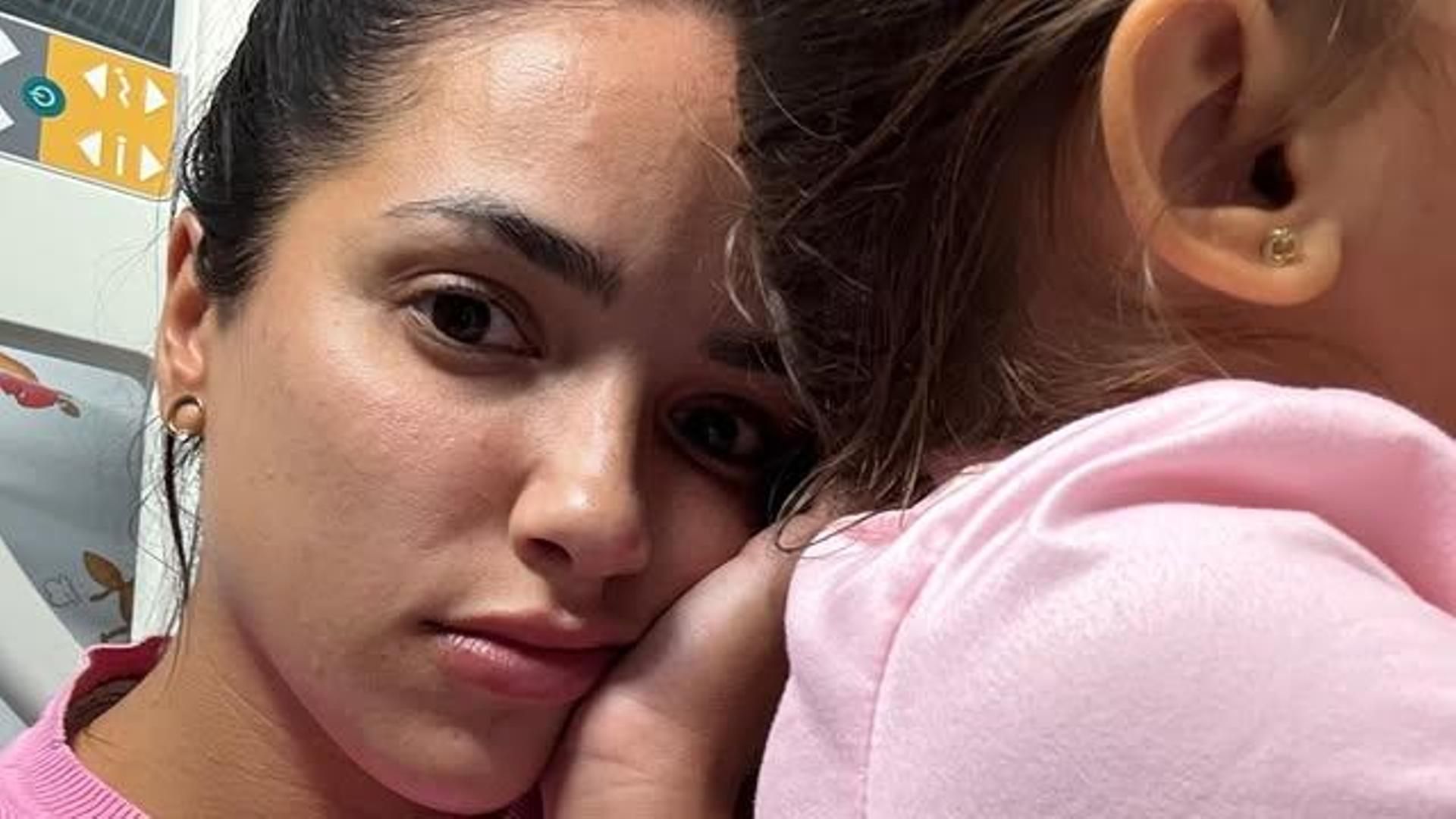 Lucía Sánchez y su hija, en el hospital
