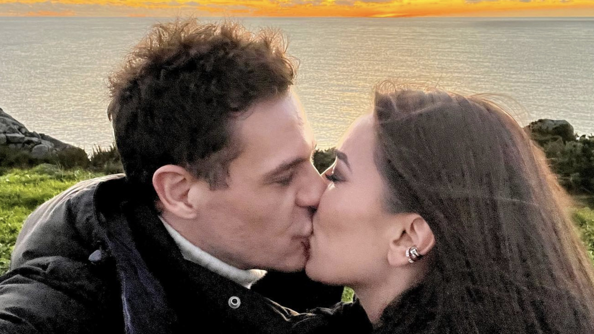 Patricia Pardo y Christian Galvez se funden en un beso ante el atardecer