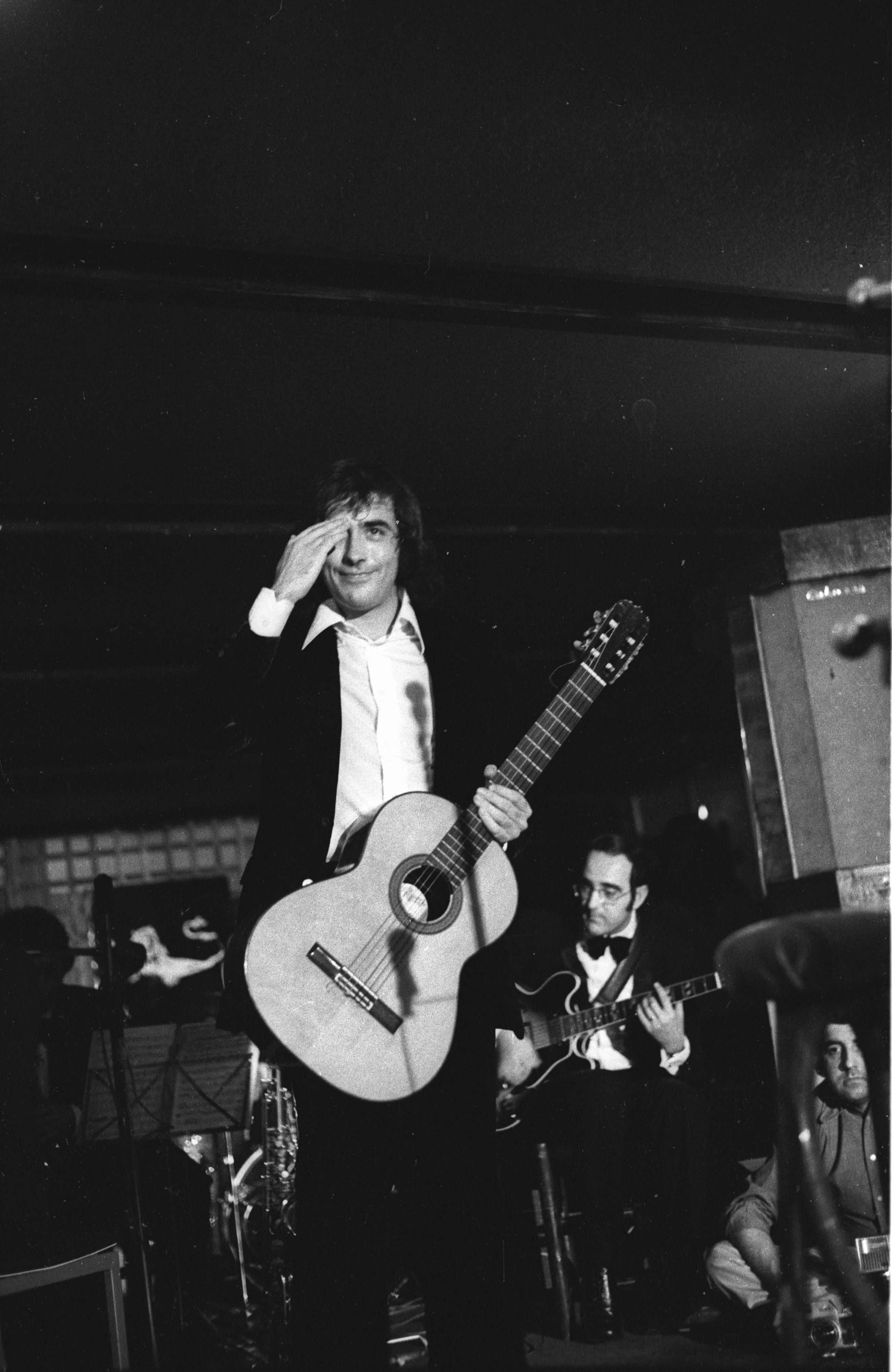 Serrat, en un concierto en Platja d'Aro (Girona), en 1972
