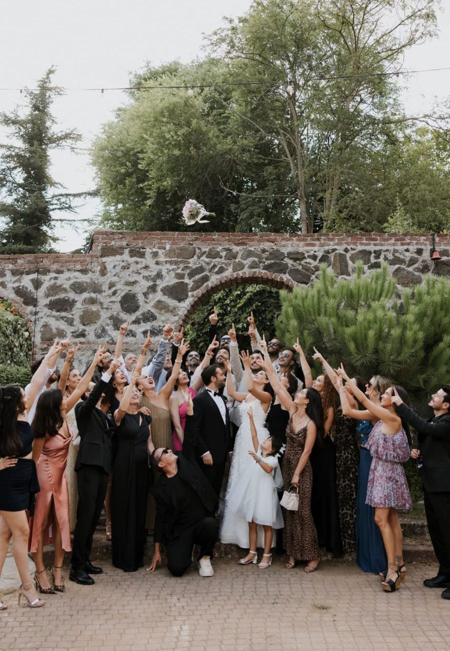 Sitare Akbaş lanza el ramo el día de su boda