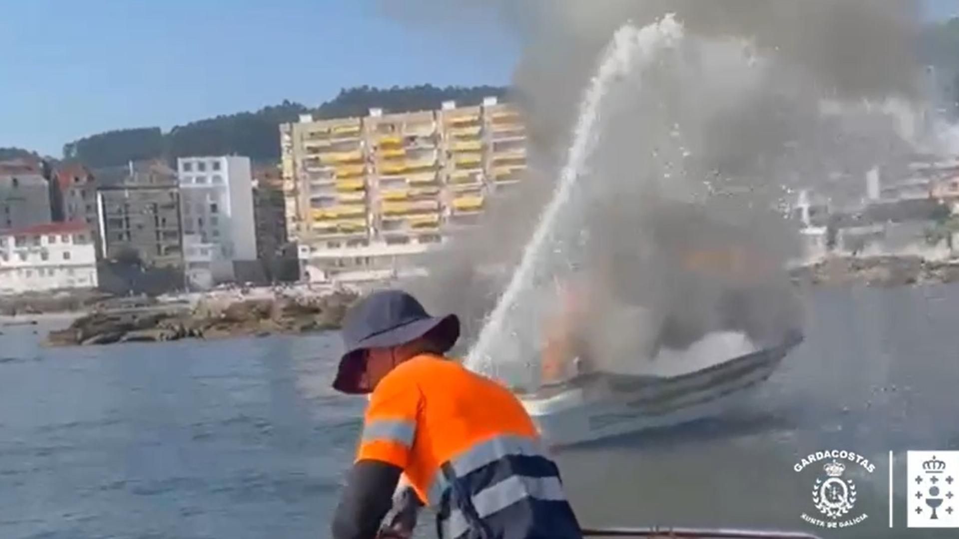 Susto en el puerto de Sanxenxo: una embarcación sale ardiendo al repostar