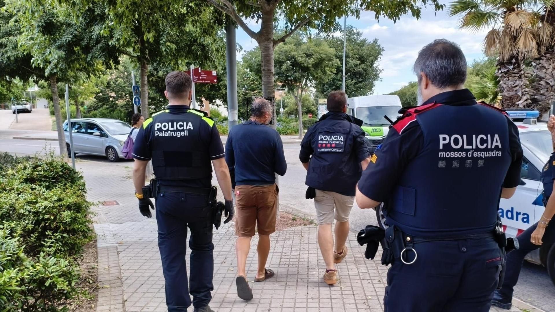 Tres ladrones fueron detenidos tras perder el móvil en pleno robo de un reloj de 100.000 euros