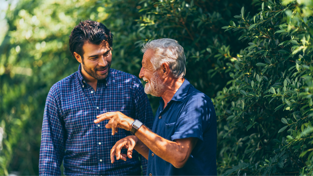 Un padre y su hijo dan un paseo