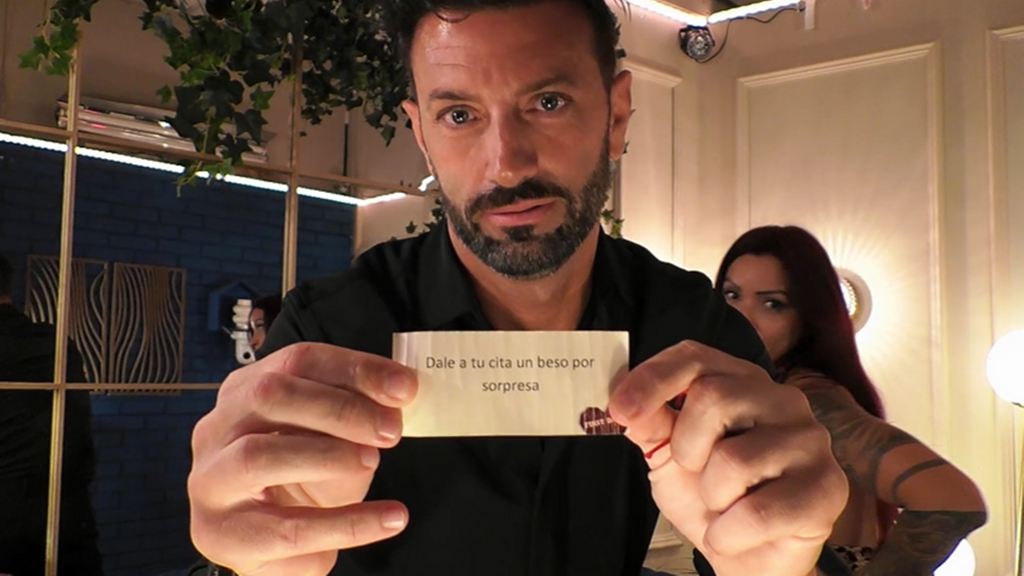 Un soltero de ‘First Dates’ engaña a su cita y se lo muestra a la cámara: “Yo lo cambié para no dárselo”