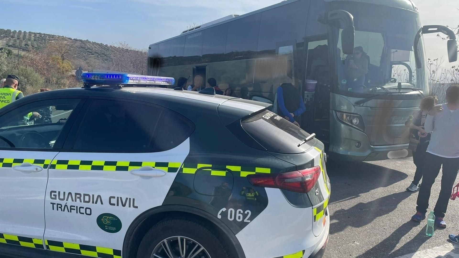 Un vehículo de la Guardia Civil interceptando un autobús en la provincia de Jaén