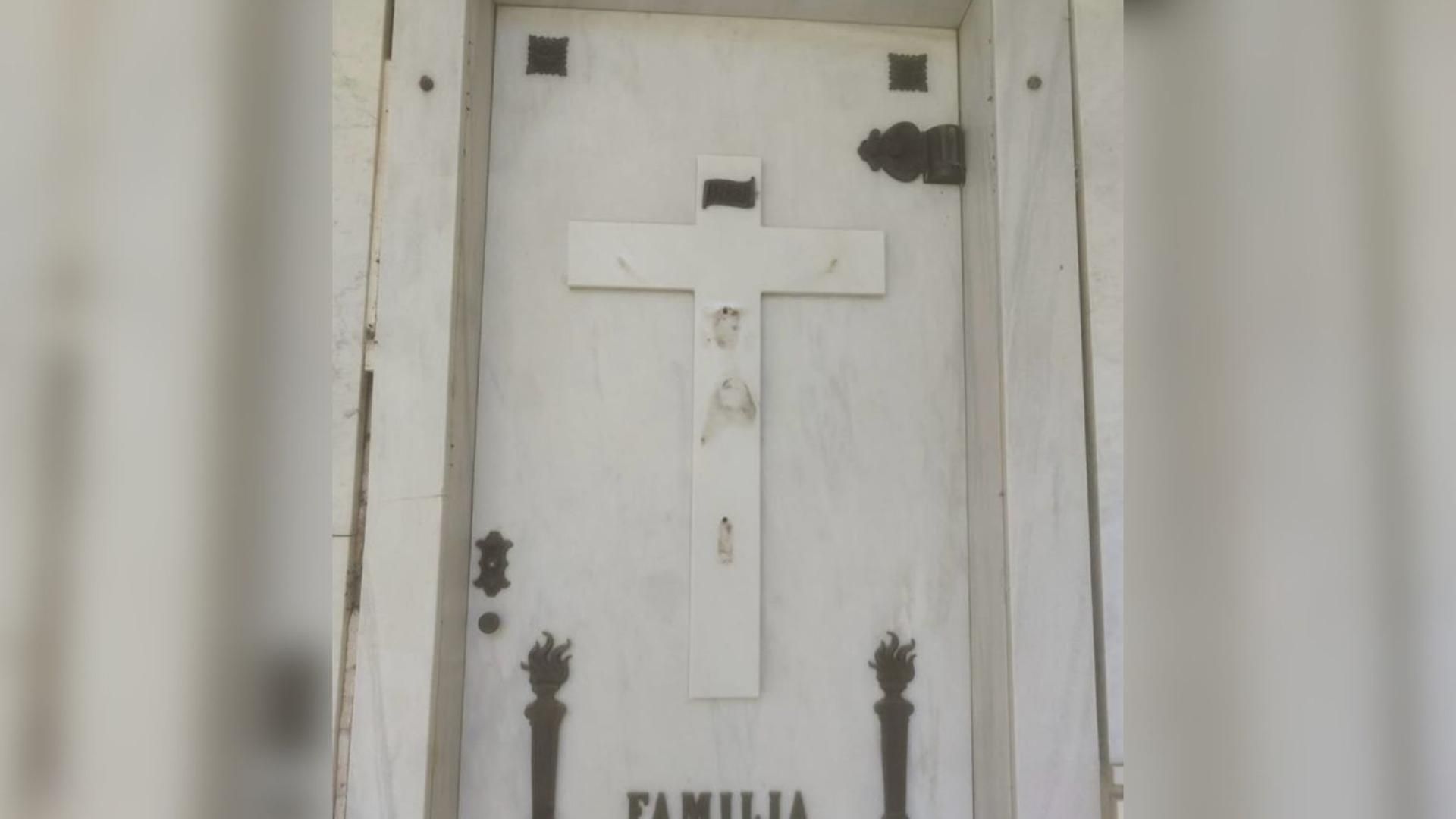 Una de las lápidas afectadas por el robo de bronce en el cementerio de Lleida