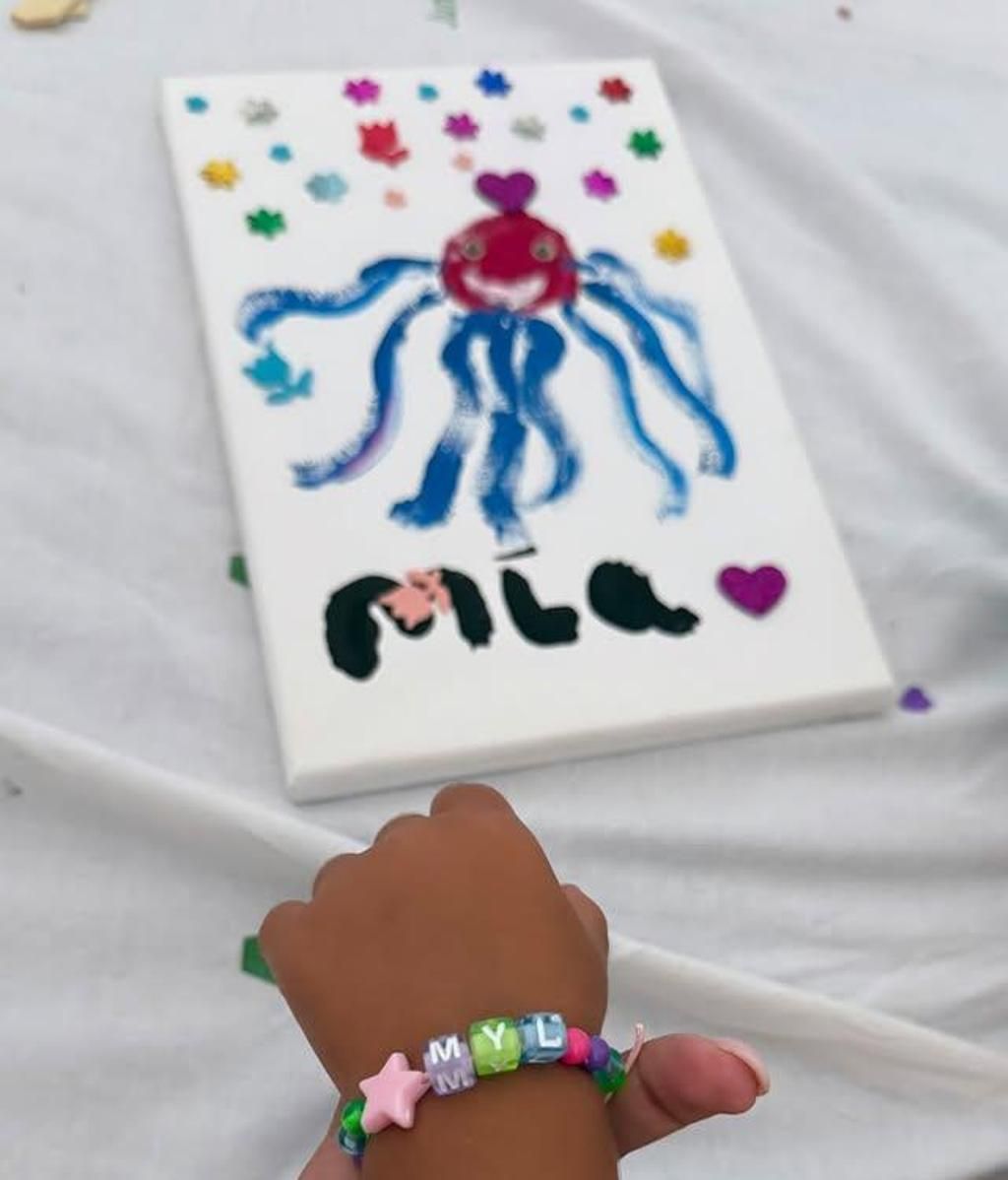 Voluntarios de Cruz Roja amenizan la hospitalización de la hija de Lucía Sánchez y otros niños ingresados