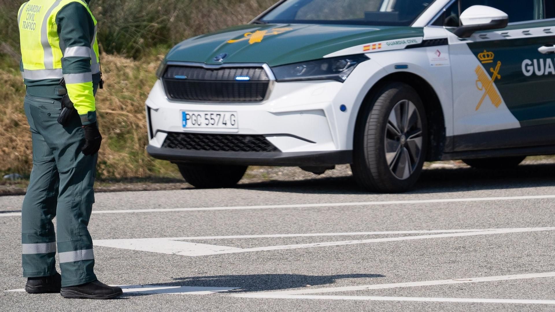 Agente y vehículo de Guardia Civil
