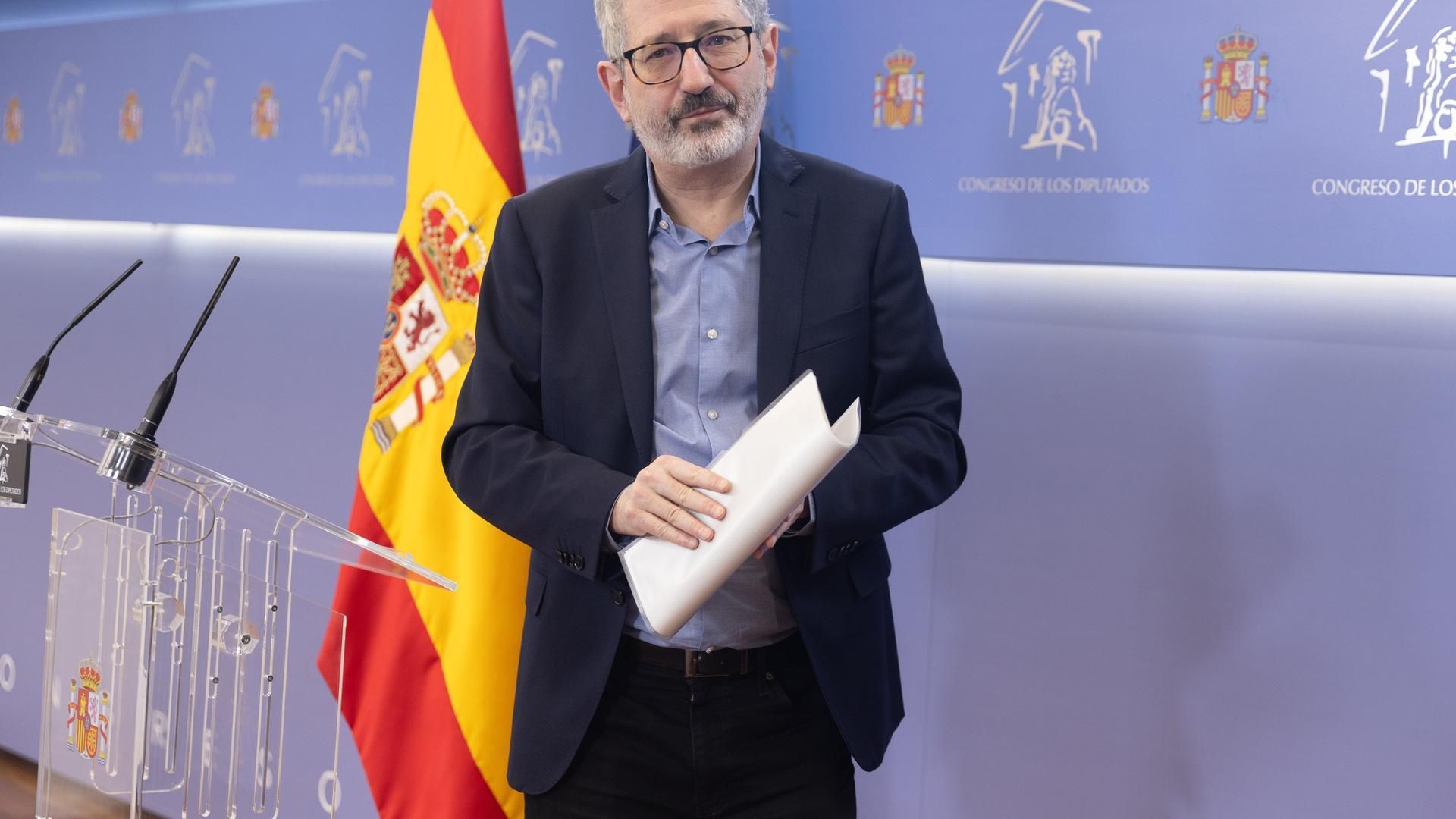 Archivo - El portavoz económico de Sumar, Carlos Martín, durante una rueda de prensa del grupo plurinacional Sumar, en el Congreso de los Diputados, a 5 de marzo de 2024, en Madrid (España).