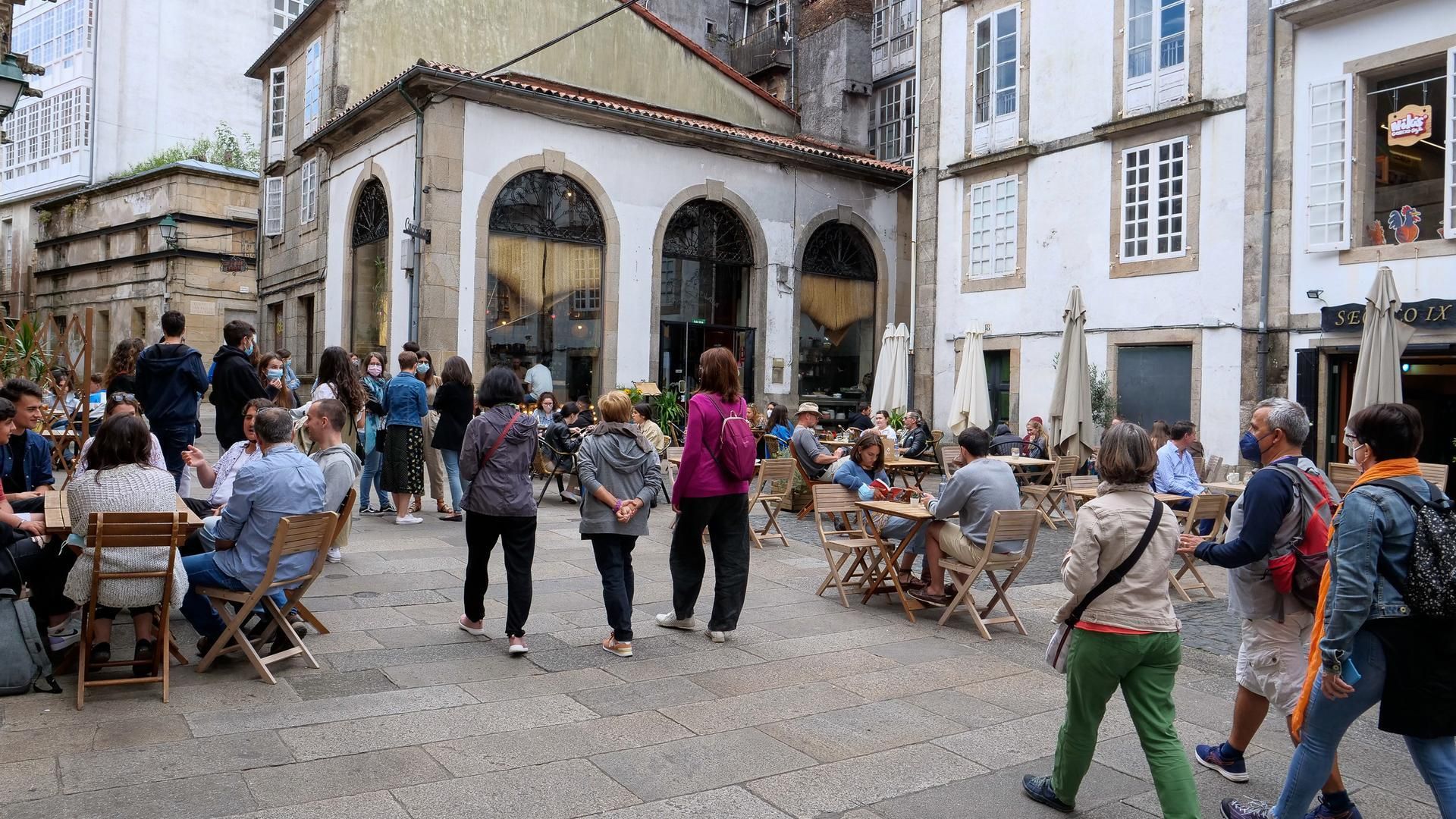 Archivo - Varias personas en una calle del centro de Santiago de Compostela, a 31 de julio de 2021, en Santiago de Compostela, A Coruña (Galicia). Santiago de Compostela, junto al resto de grandes ciudades gallegas, se encuentra ya en nivel alto debido a