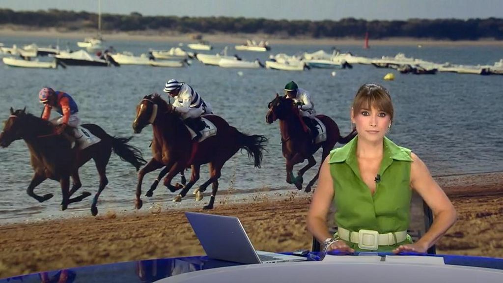 El momento en el que rescatan a un caballo a punto de ahogarse en las Carreras de la playa de Sanlúcar