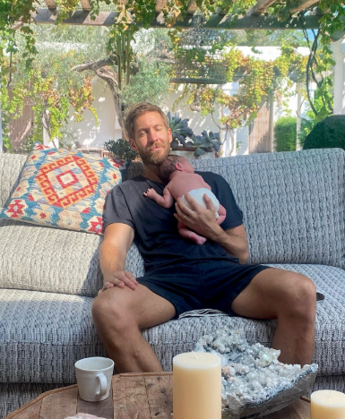 Calvin Harris con su nueo bebé, Micah