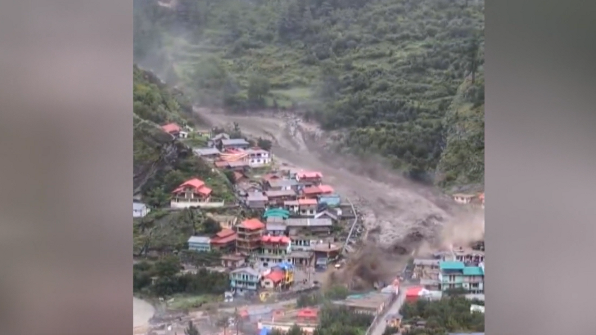 Caos en el norte de la India: al menos cuatro muertos y 100 desaparecidos por las repentinas inundaciones