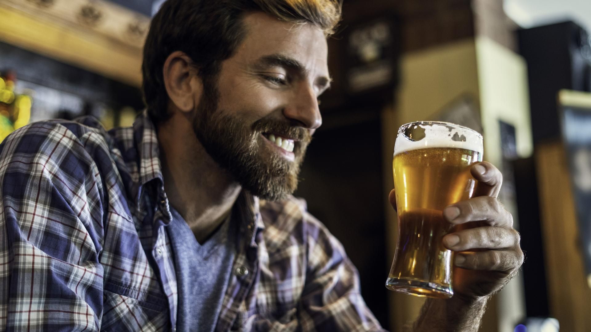 ¿De verdad la cerveza engorda?