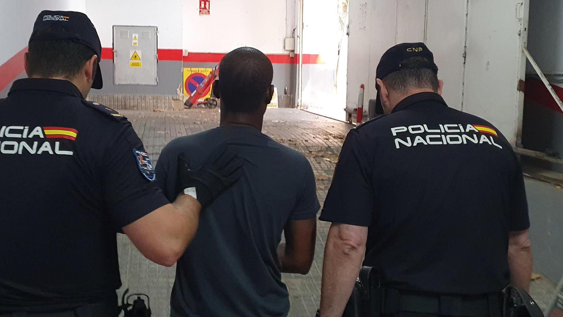 Detenido un hombre en Palma de Mallorca por tratar de asesinar a puñaladas a su expareja, con quien seguía conviviendo