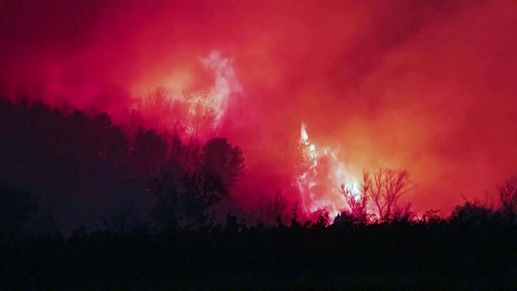 Devastador incendio avanza por el sur de Francia: hay un fallecido y 14.000 hectáreas quemadas