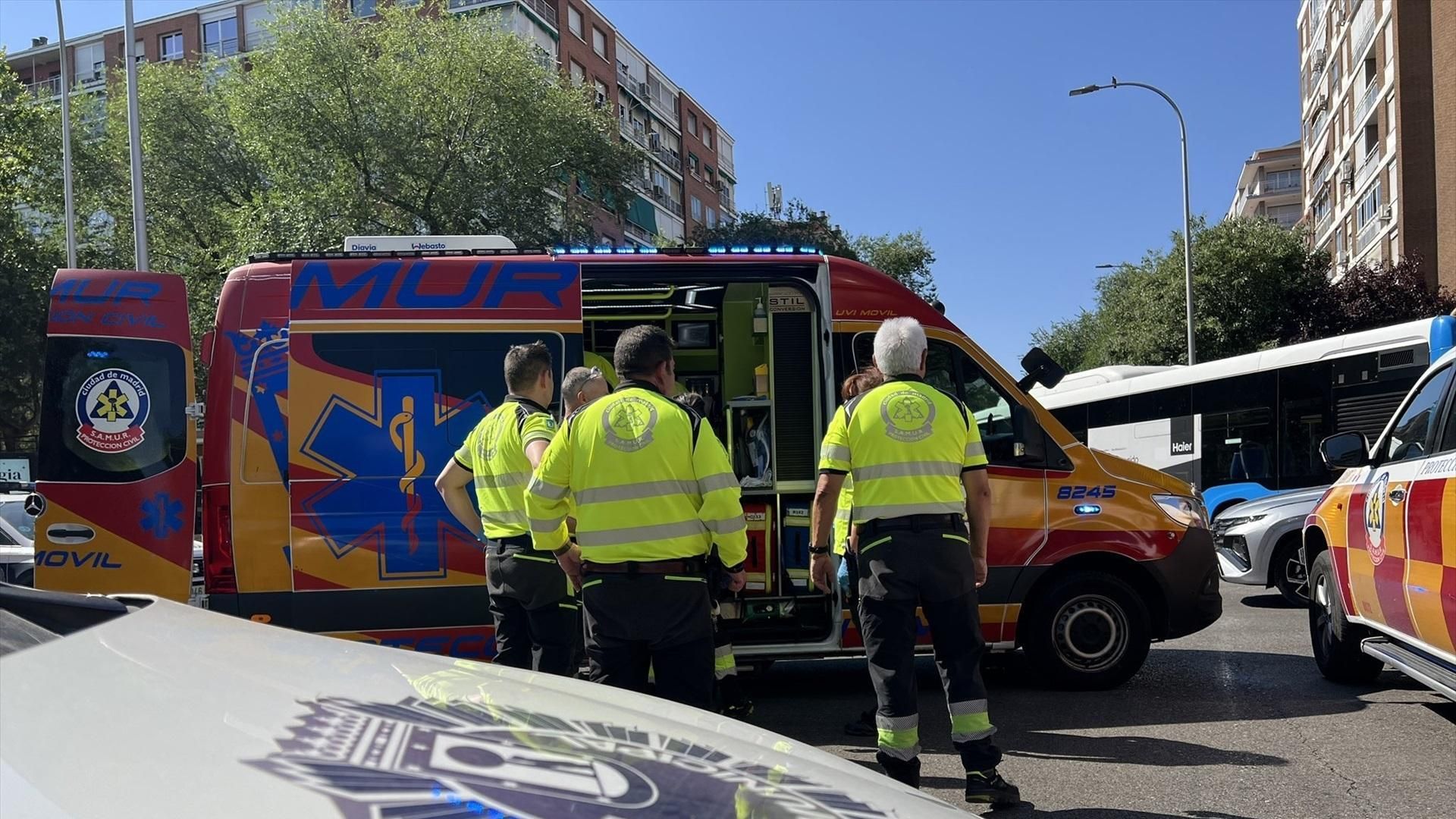 Efectivos del Samur-Protección Civil y agentes de la Policía Municipal atienden un atropello. Foto de archivo
