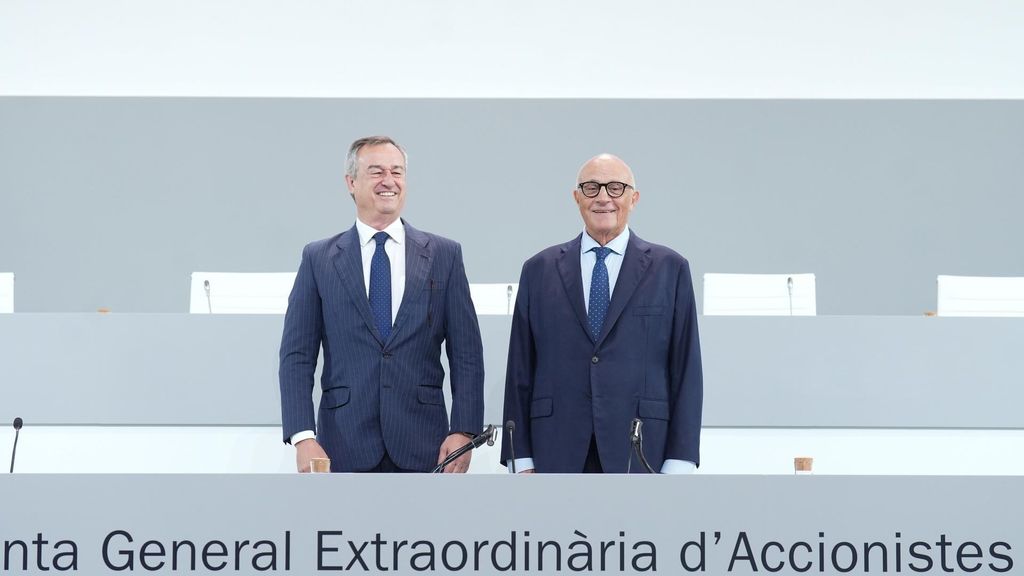 El CEO del Banco Sabadell, César González-Bueno (i), y el presidente del Banco Sabadell, Josep Oliu (d) durante la junta general extraordinaria de accionistas de Banco Sabadell, a 6 de agosto de 2025, en Sabadell, Barcelona, Catalunya (España)