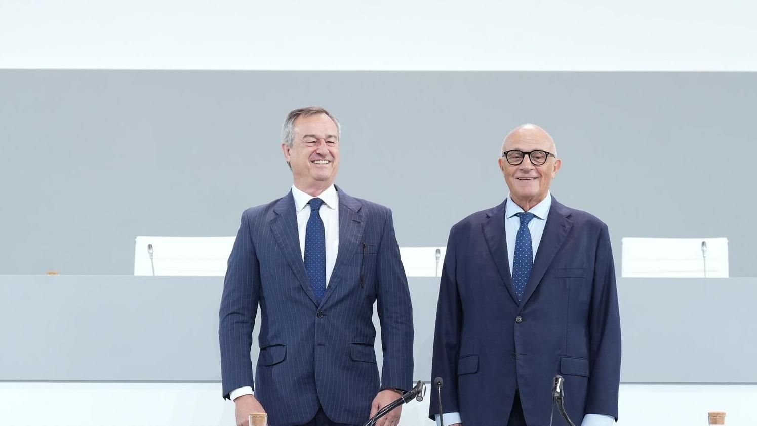 El CEO del Banco Sabadell, César González-Bueno (i), y el presidente del Banco Sabadell, Josep Oliu (d) durante la junta general extraordinaria de accionistas de Banco Sabadell, a 6 de agosto de 2025, en Sabadell, Barcelona, Catalunya (España)