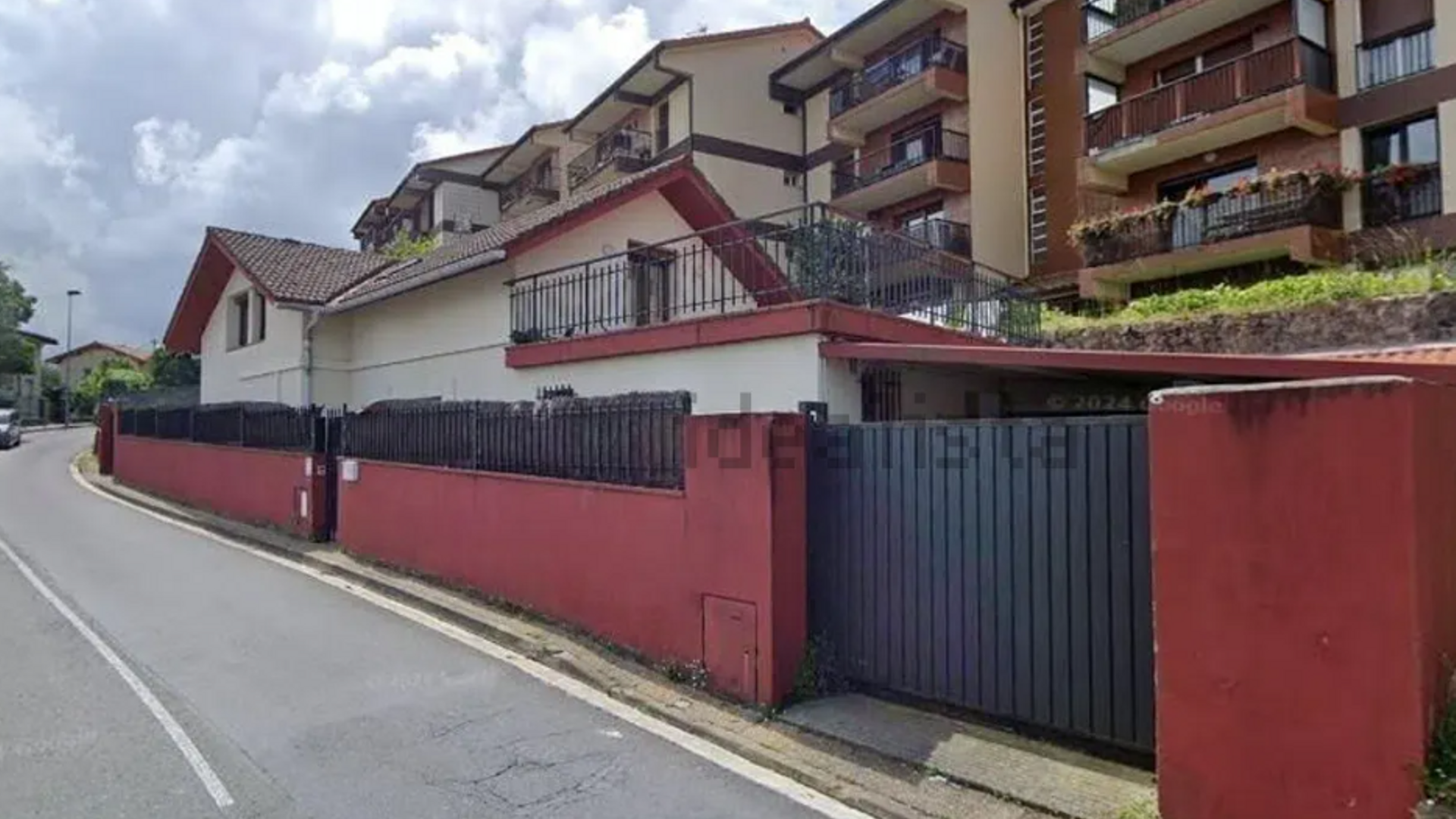 El chalet del Paseo Heriz cuenta con seis habitaciones y cuatro baños