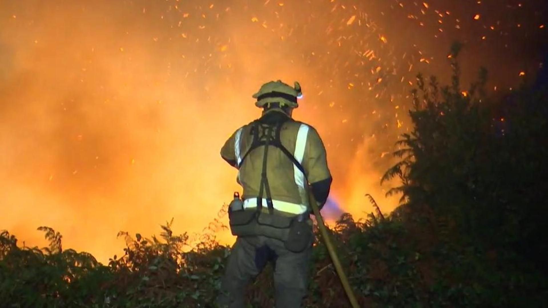 El incendio de Ponteceso, Galicia, sigue activo, pero sin riesgo: los vecinos desalojados regresan a sus casas