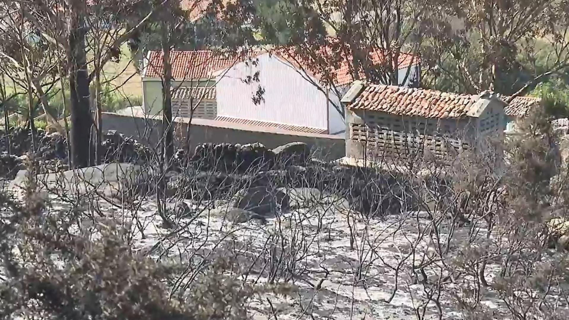 El incendio de Ponteceso, Galicia, sigue activo, pero sin riesgo: los vecinos desalojados regresan a sus casas tras vivir un "infierno"
