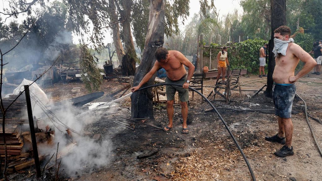 El incendio de Tarifa, originado al arder una caravana en el camping Torre de la Peña, inmediatamente evacuado