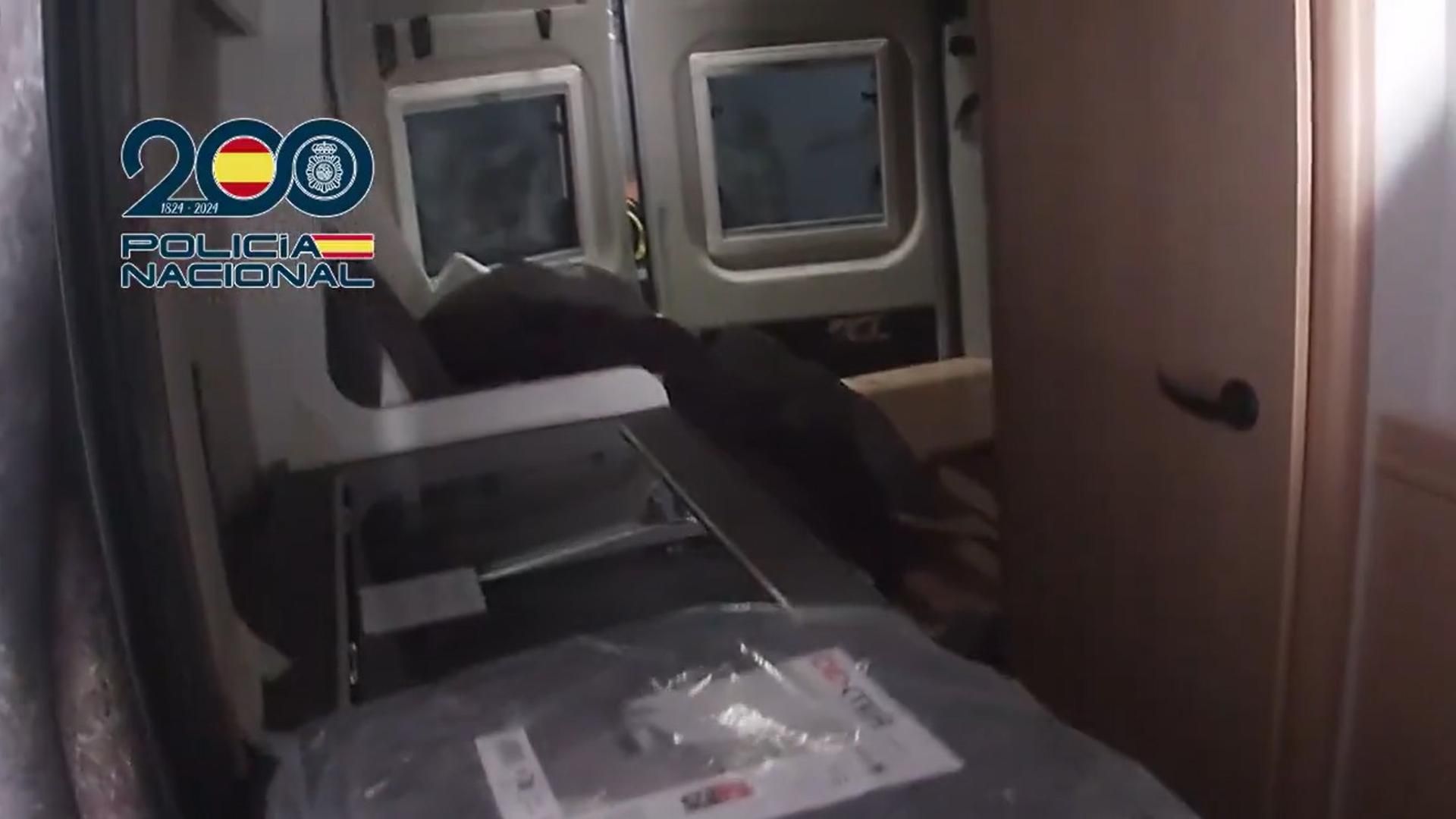 Encuentran 700 kilos de hachís en una furgoneta camperizada en Ayamonte