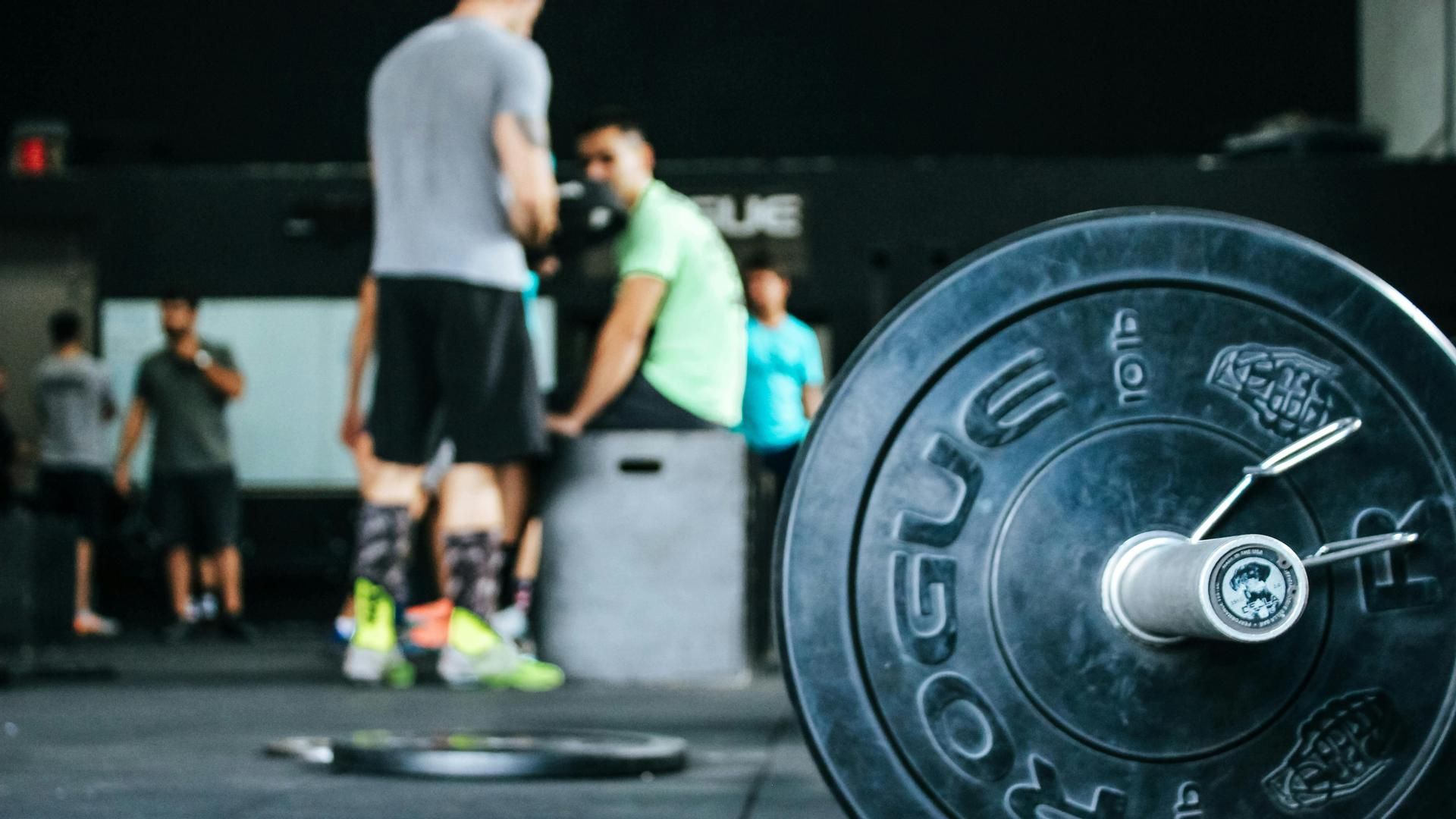Grupo de personas haciendo ejercicio en un gimnasio. Foto de archivo