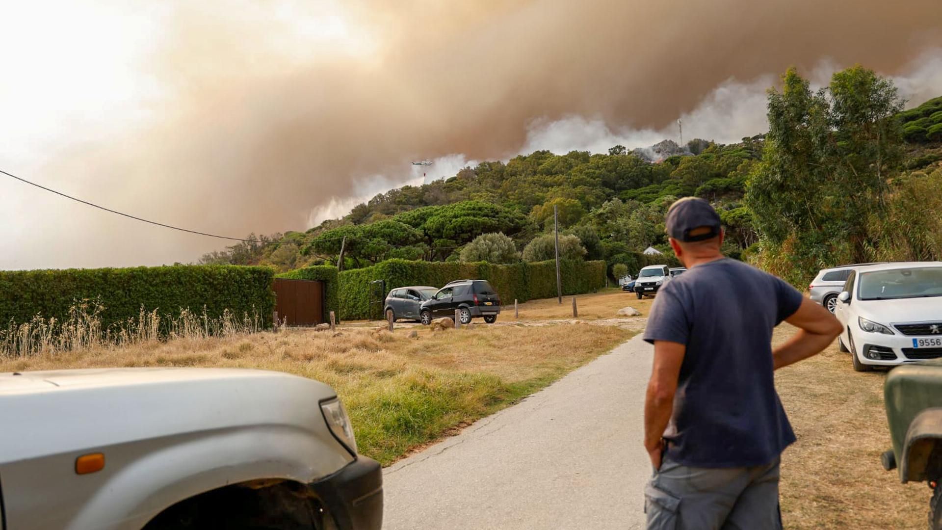 Incendio en Tarifa: intentan consolidar el perímetro de unas llamas que han obligado a numerosos desalojos en la zona de La Peña