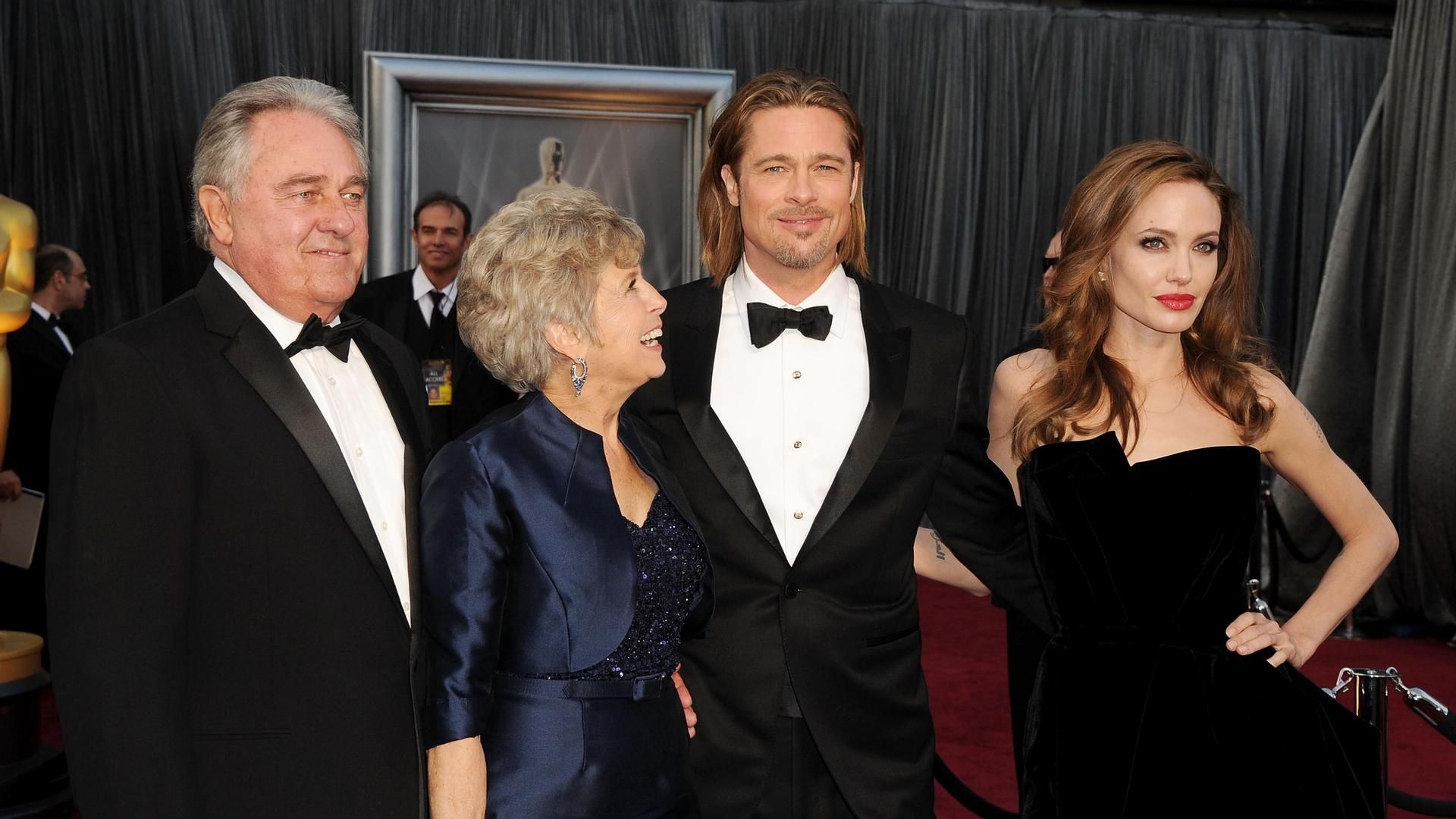 Jane Etta Pitt acompañando a su hijo a los Premios Oscar de 2012