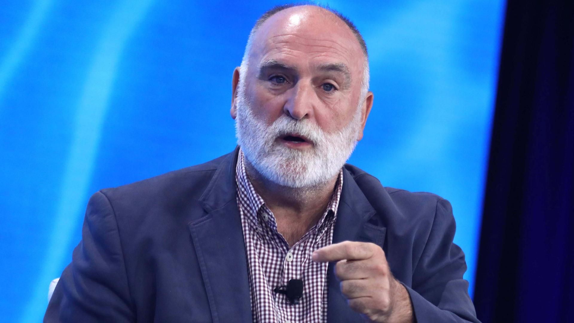 La ONG del chef José Andrés, World Central Kitchen, ayuda en el incendio de Tarifa con el envío de comida y agua