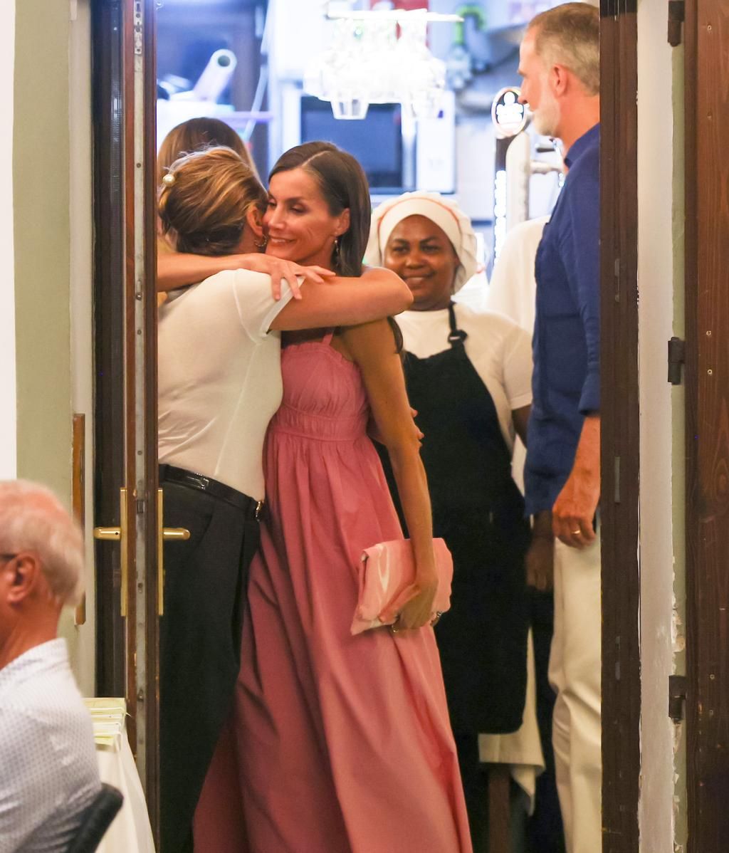 La reina Letizia, abrazada a una trabajadora