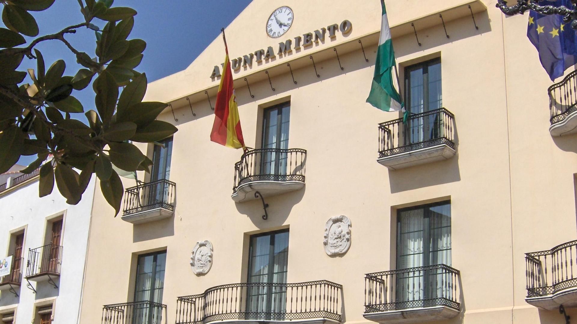 La respuesta del Ayuntamiento de Vélez-Málaga a la pintada que ha aparecido en un mural de Almayate: "Fátima, nosotros también te amamos... pero así no"