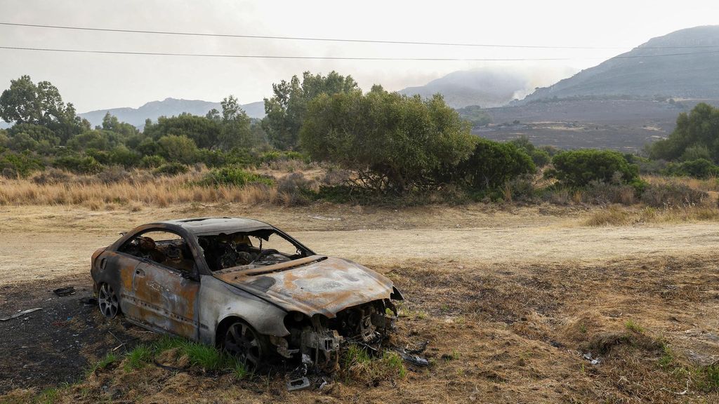 Incendio en Tarifa: intentan consolidar el perímetro de unas llamas que han obligado a numerosos desalojos en la zona de La Peña