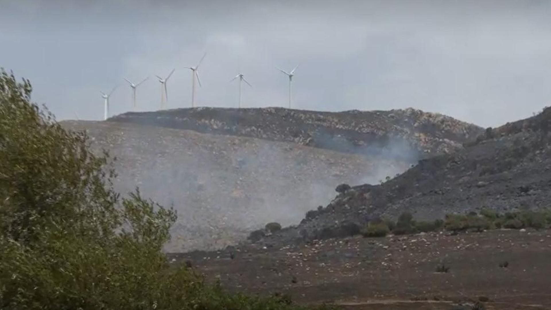 Los cambios de viento dificultan la extinción del incendio en Tarifa, que ha obligado al desalojo de 1.550 personas