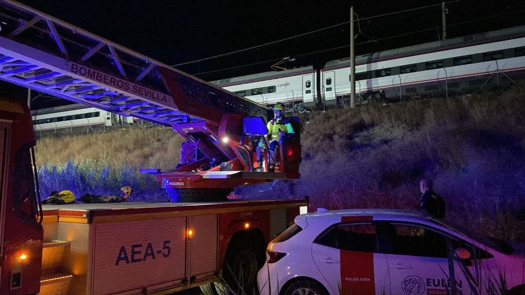 Pasajeros del AVE de Sevilla explotan con la nueva avería: "Otra vez parados en un tren con un calor horrible"