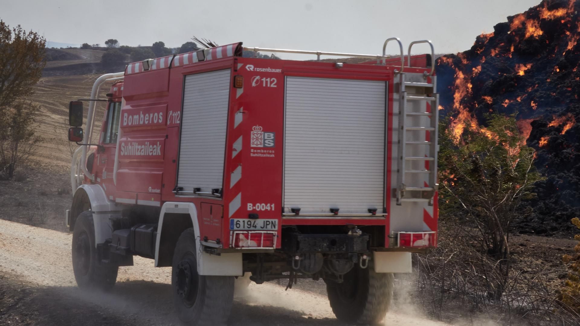 Los trabajos de extinción del incendio de Obanos, Navarra, ya estabilizado, continúan por tierra y aire