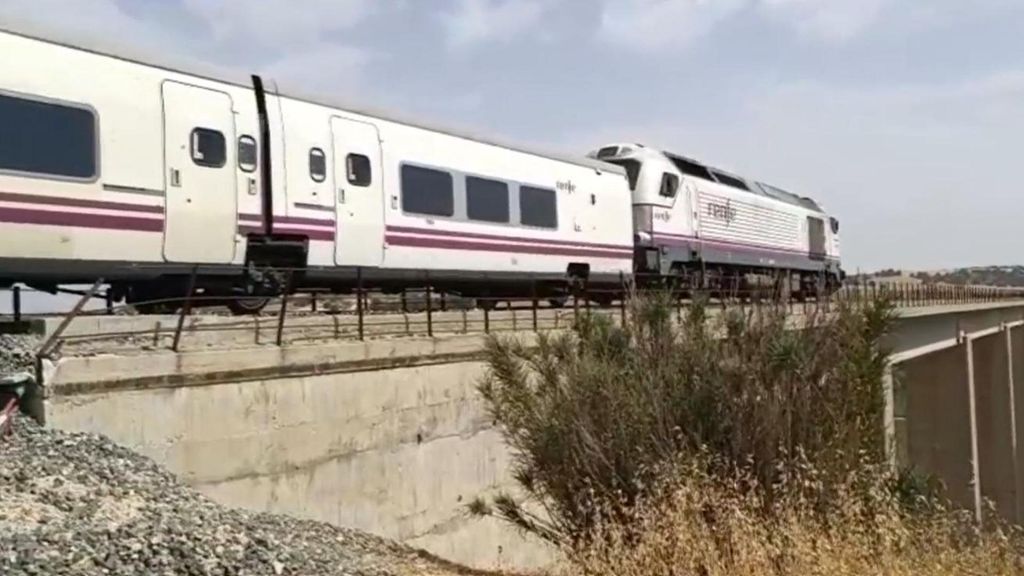 Remolcan un tren con línea Madrid-Almería y completan el trayecto por carretera por una avería
