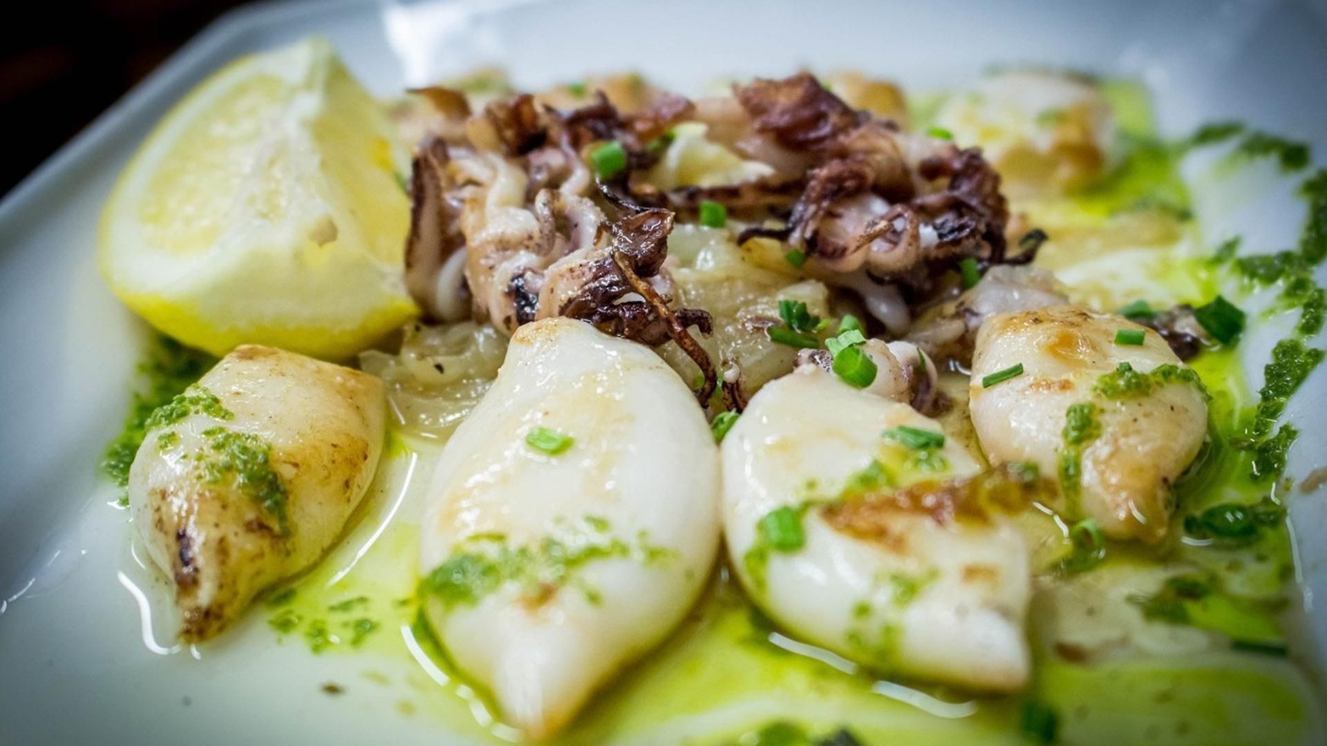 Chipirones a la plancha con cebolla pochada