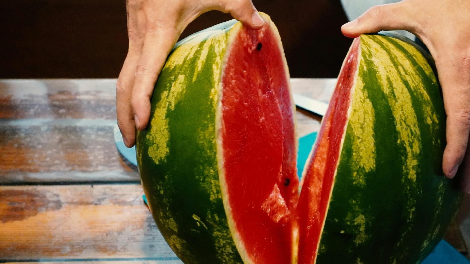 Una sandía partida a la mitad