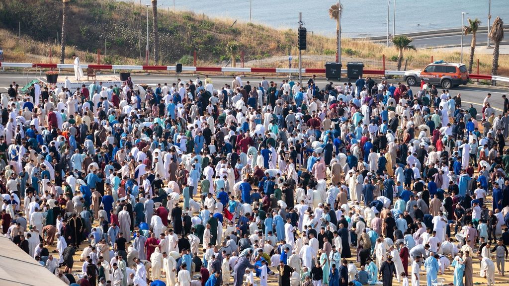 Varias personas rezan durante el Eid al-Adha, la Pascua del Cordero