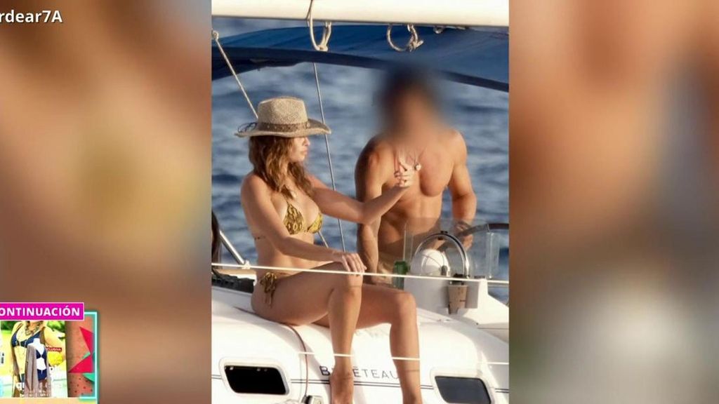 Exclusiva | Jessica Bueno, captada 'in fraganti' junto a otro hombre en un yate en Ibiza: ¿Su nuevo amor?