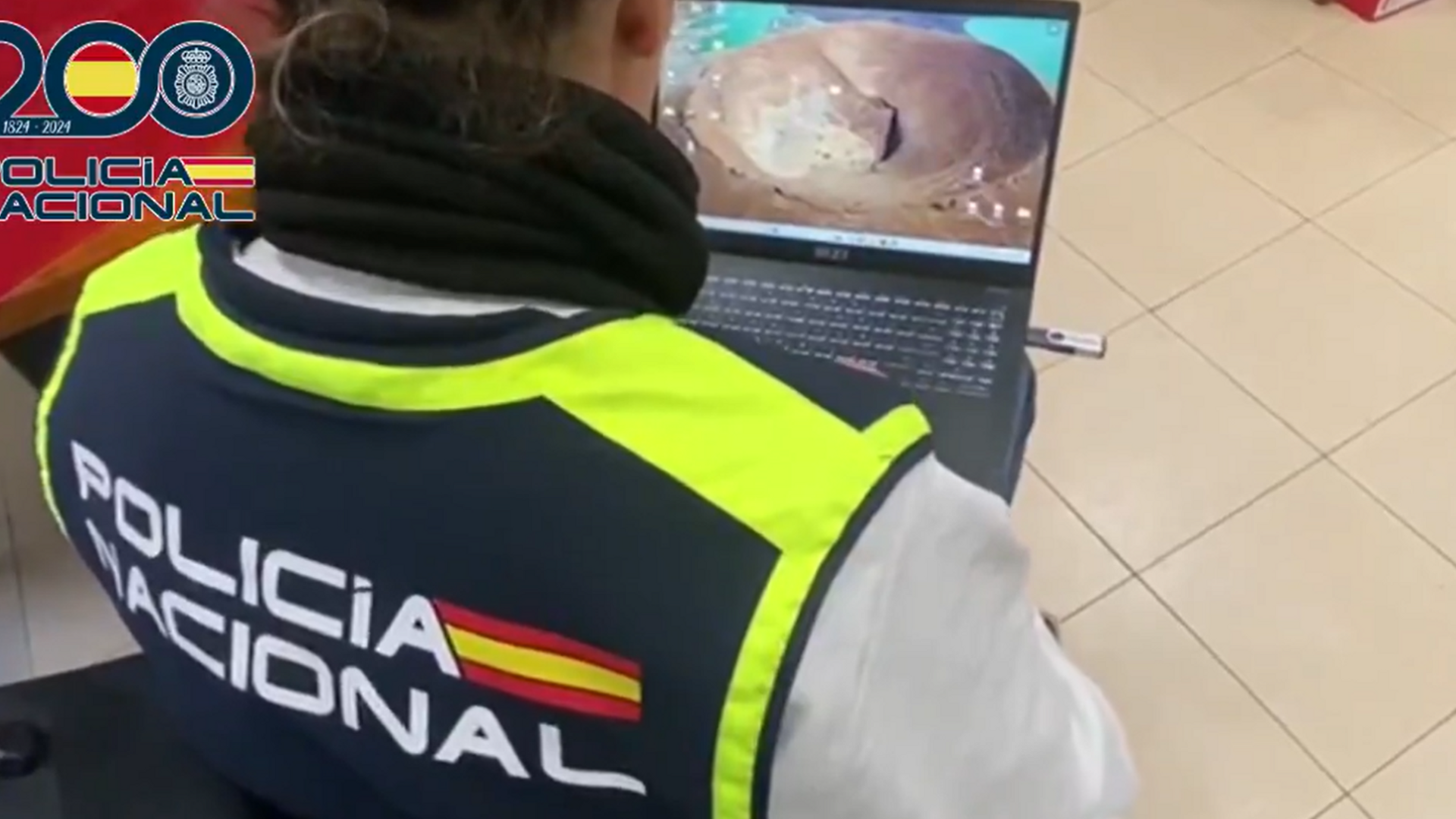 Agente de Policía Nacional con un portátil