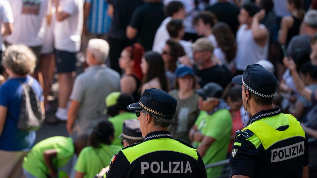 Agentes de la Policía durante el inicio de las fiestas de ‘La Blanca’ 2025