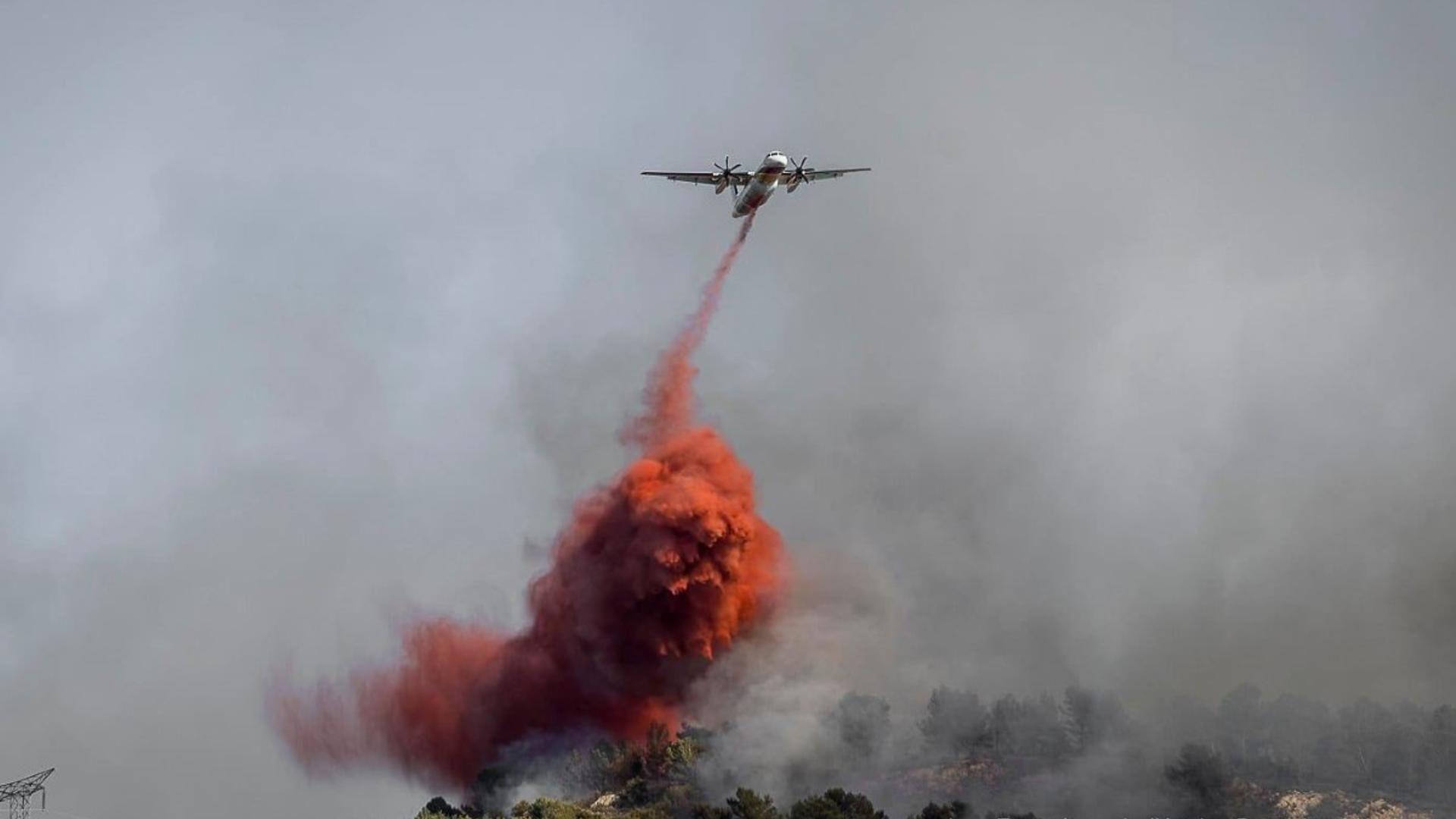 Devastador incendio avanza por el sur de Francia: hay un fallecido y 14.000 hectáreas quemadas