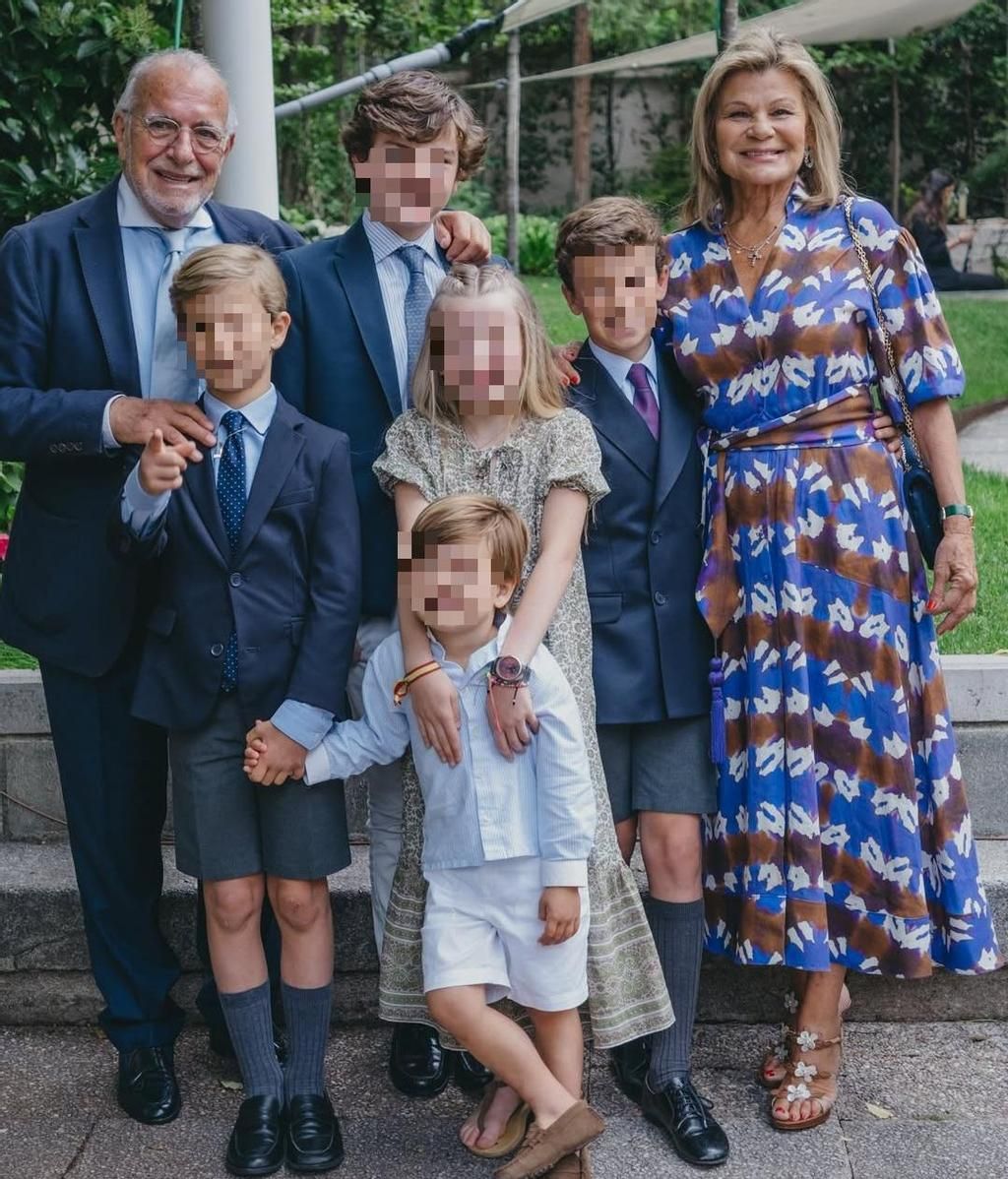 Carlos Goyanes y Cari Lapique junto a sus nietos