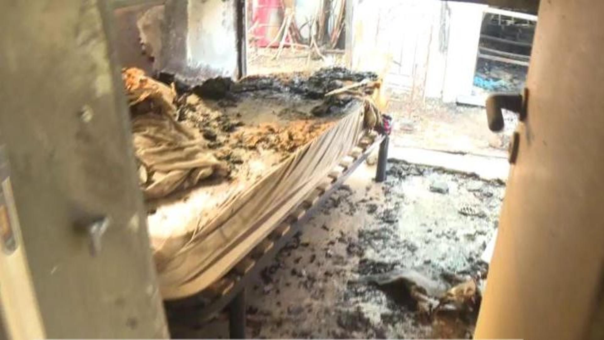 Desolación en Tarifa al regresar los afectados a sus viviendas calcinadas: "no queda nada, no puedo ni mirarlo"